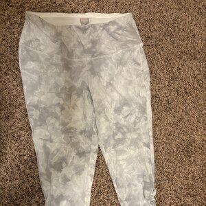 Chico's So Slimming Cloud Print Legging Crop Size 2 US Size Large Dove Gray NWT